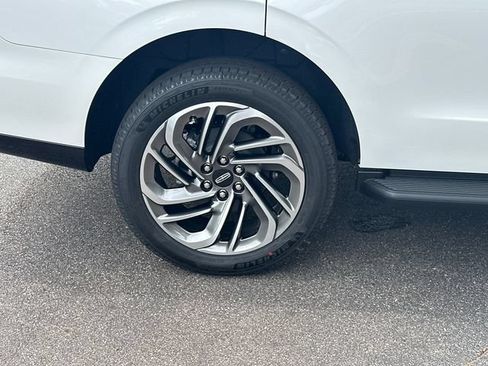 New 2026 Lincoln Navigator Premiere AWD/4WD image 18
