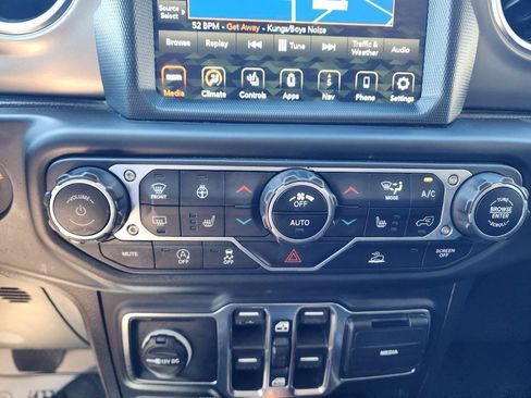 Used 2022 Jeep Gladiator Rubicon w/ Cold Weather Group AWD/4WD image 17