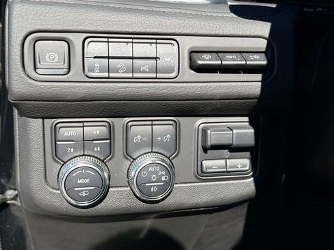 Used 2024 GMC Yukon Denali w/ Denali Reserve Package image 34