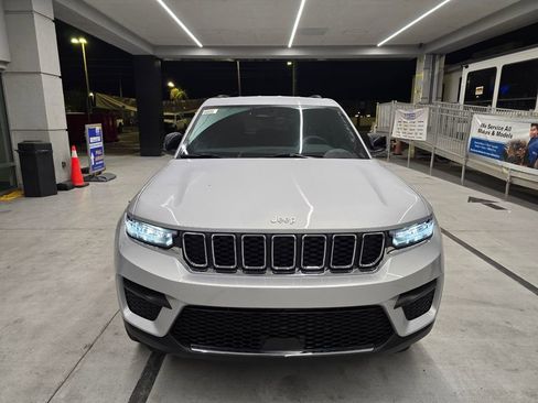 New 2025 Jeep Grand Cherokee Laredo w/ Luxury Tech Group I RWD image 8