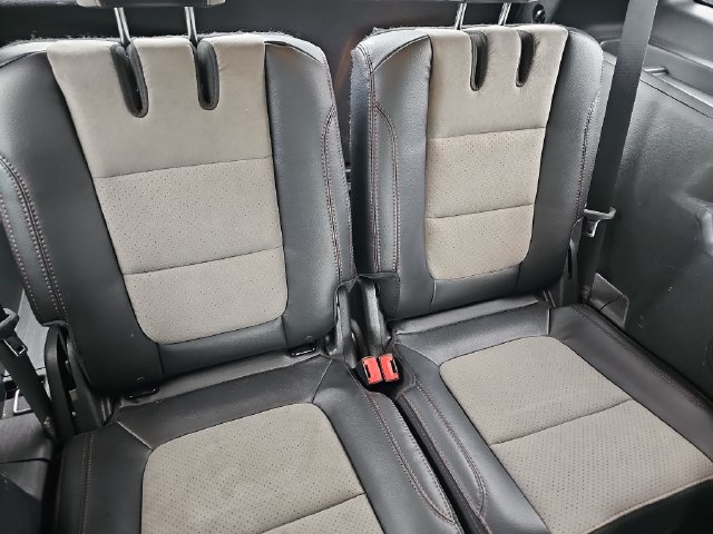 Used 2017 Ford Explorer XLT w/ Equipment Group 202A AWD/4WD image 12