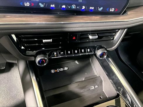 Used 2025 Chevrolet Suburban Z71 image 26