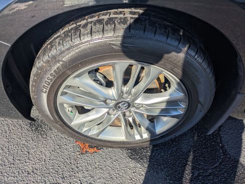 Used 2017 Toyota Camry SE image 9