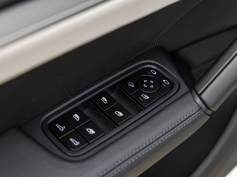 New 2025 Porsche Cayenne Coupe image 22