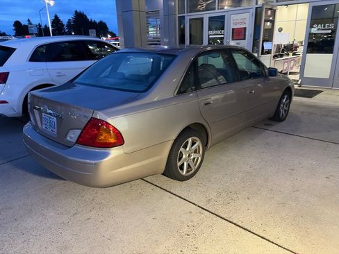 Used 2000 Toyota Avalon XLS w/ Option Pkg 7 FWD image 4