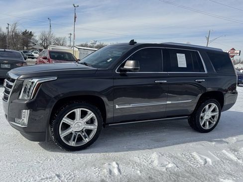 Used 2017 Cadillac Escalade Premium Luxury image 3