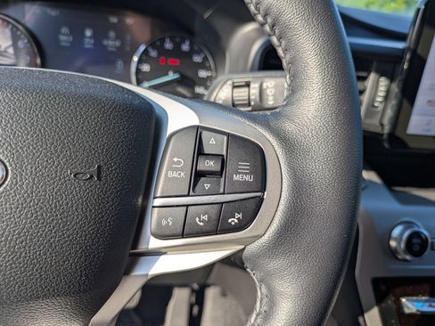 Used 2022 Ford Explorer XLT AWD/4WD image 19