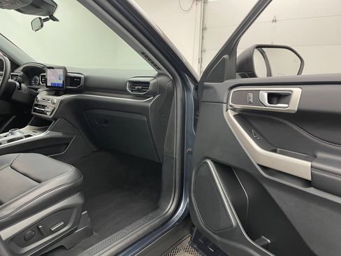 Used 2023 Ford Explorer XLT w/ Equipment Group 202A AWD/4WD image 29