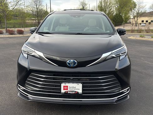 Used 2025 Toyota Sienna Platinum AWD/4WD image 22