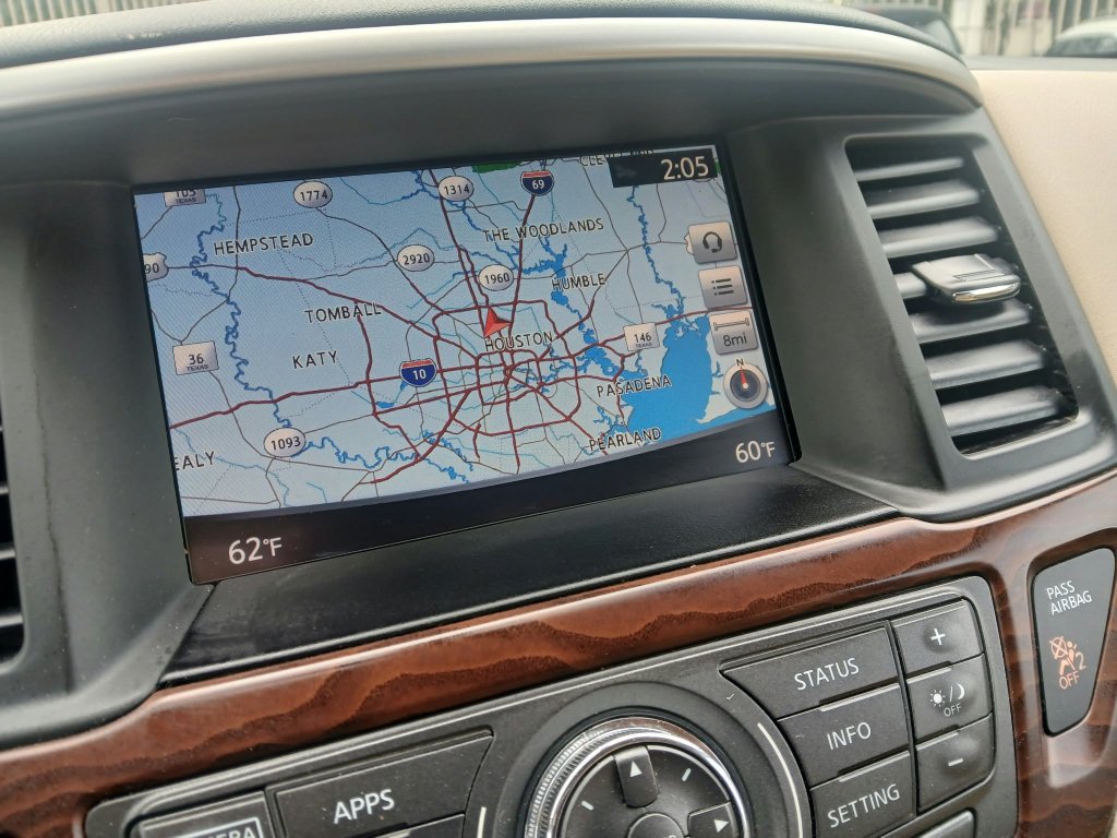 Used 2017 Nissan Pathfinder Platinum w/ Family Entertainment Package FWD image 15