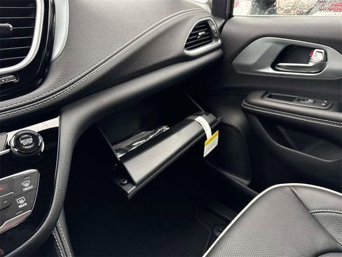 New 2026 Chrysler Pacifica Limited image 25