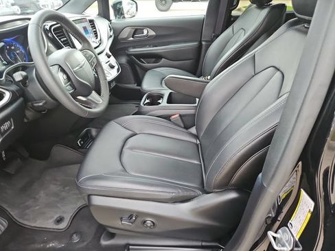 Used 2025 Chrysler Pacifica Select FWD image 18