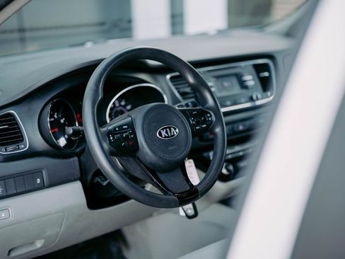 Used 2017 Kia Sedona LX image 17