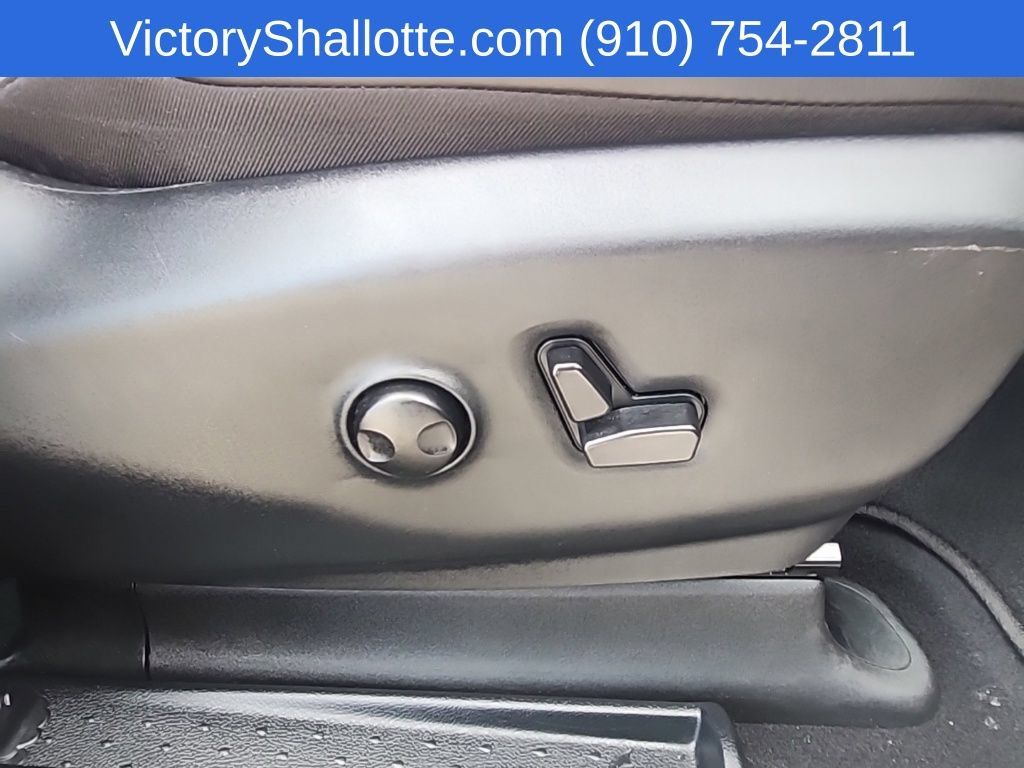 Used 2025 Chrysler Pacifica Limited FWD image 38