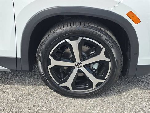 New 2026 Volkswagen Tiguan SE FWD image 28