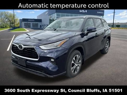 Used 2021 Toyota Highlander XLE AWD/4WD image 9