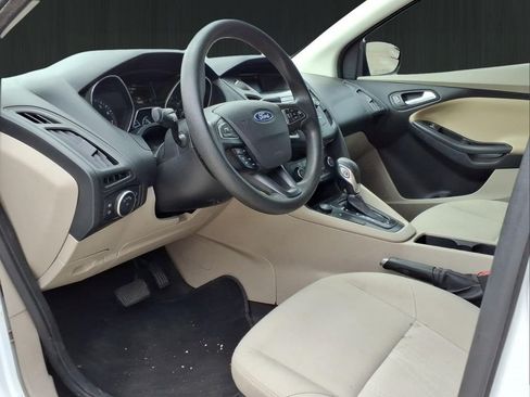 Used 2018 Ford Focus SE w/ SE Appearance Package FWD image 23