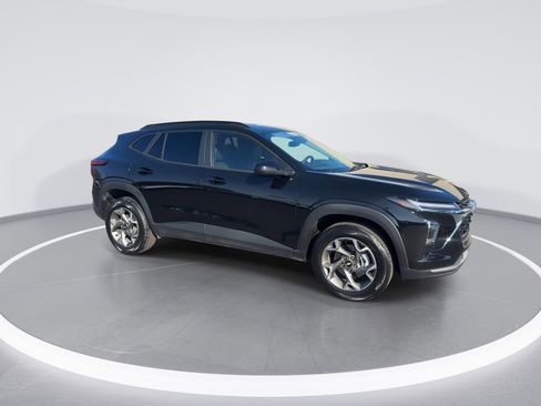 Certified 2025 Chevrolet Trax LT w/ LT Convenience Package image 2