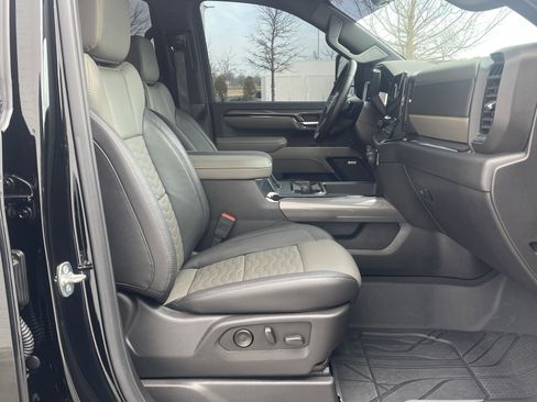 Used 2025 Chevrolet Silverado 2500 ZR2 w/ Technology Package image 31