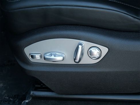 Certified 2025 Porsche Macan image 11