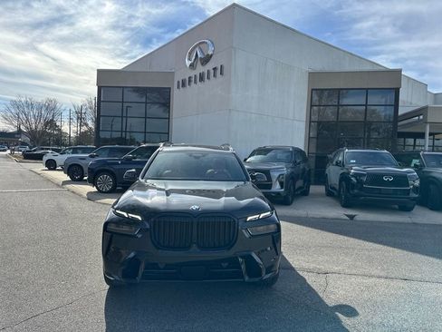 Used 2023 BMW X7 xDrive40i w/ M Sport Package image 3