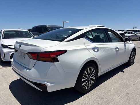 Used 2025 Nissan Altima 2.5 SV FWD image 2