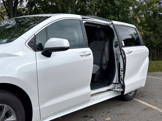 Used 2026 Toyota Sienna XLE AWD/4WD image 21