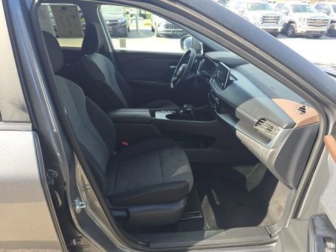 Used 2023 Nissan Rogue SV image 39