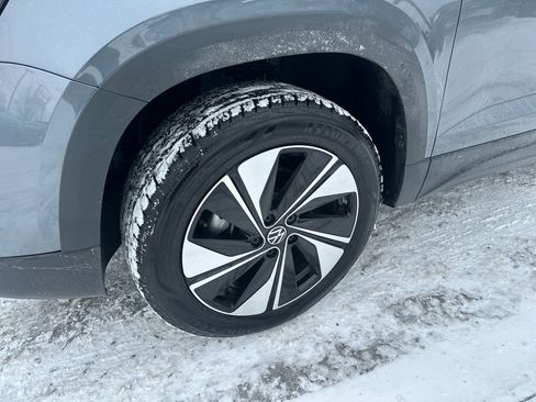 Used 2025 Volkswagen Taos SE w/ Panoramic Sunroof Package image 2