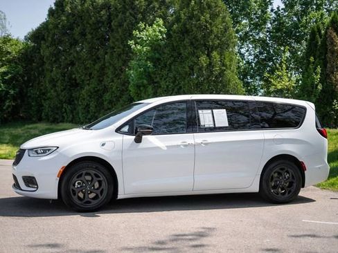 Used 2024 Chrysler Pacifica Limited FWD image 8