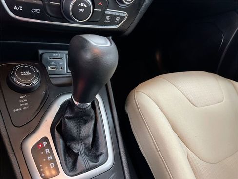 Used 2015 Jeep Cherokee Latitude w/ Cold Weather Group image 15