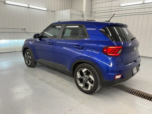 Used 2023 Hyundai Venue Limited FWD image 6