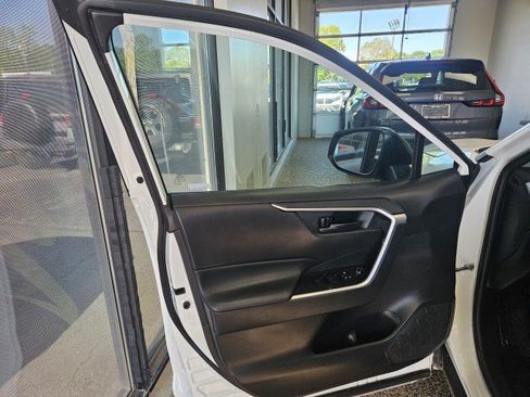 Used 2020 Toyota RAV4 LE w/ All Weather Liner Package AWD/4WD image 17