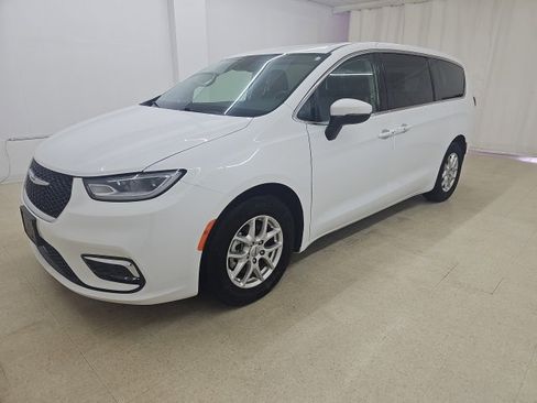 Used 2023 Chrysler Pacifica Touring-L image 29