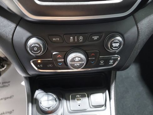 Used 2021 Jeep Cherokee Trailhawk w/ Technology Group AWD/4WD image 27