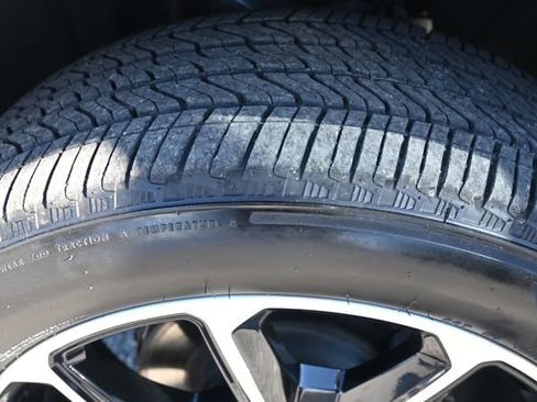 Used 2021 Chevrolet Suburban RST w/ Luxury Package image 28