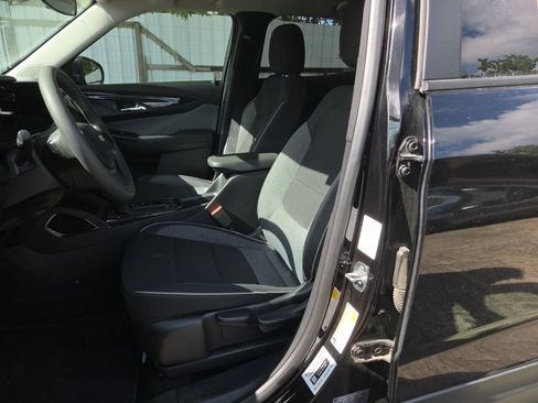 Used 2025 Chevrolet TrailBlazer LT AWD/4WD image 2
