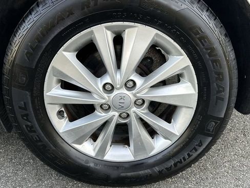 Used 2017 Kia Sedona LX w/ LX Essentials Premium Package image 11