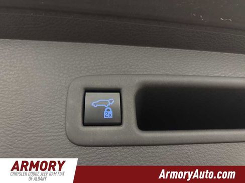 Used 2022 Toyota Sienna XLE Woodland Edition image 31