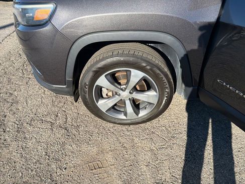 Used 2020 Jeep Cherokee Limited image 24