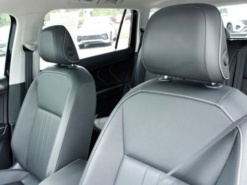 Used 2023 Volkswagen Tiguan SE w/ Panoramic Sunroof Package AWD/4WD image 11