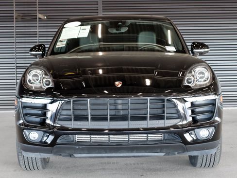 Certified 2018 Porsche Macan image 8