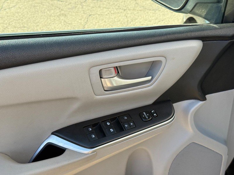 Used 2015 Toyota Camry SE FWD image 18