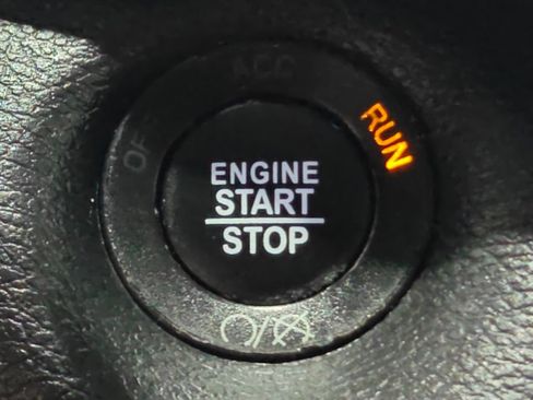 Used 2019 Jeep Cherokee Latitude Plus w/ Comfort/Convenience Group AWD/4WD image 11