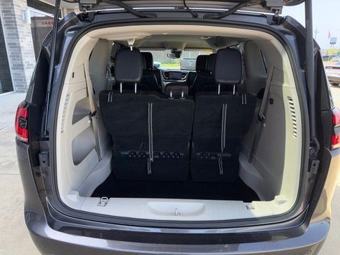 Used 2023 Chrysler Pacifica Touring-L FWD image 13