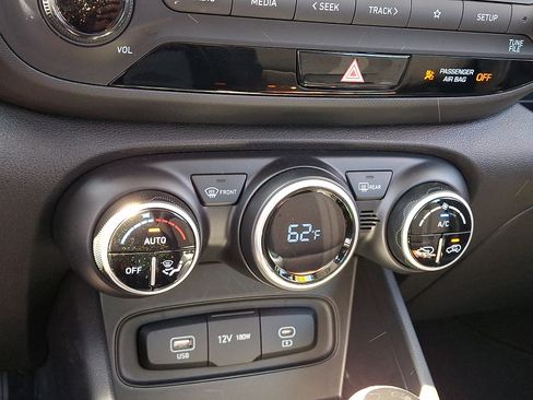 Used 2023 Hyundai Venue SEL FWD image 17