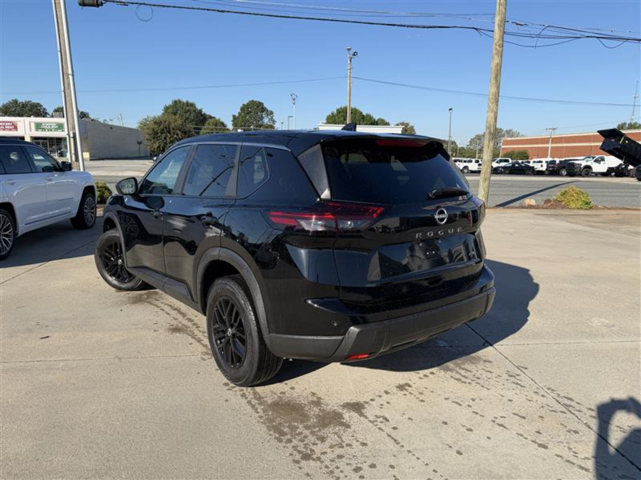 Used 2026 Nissan Rogue SV AWD/4WD image 4