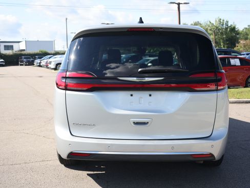 Used 2024 Chrysler Pacifica Touring-L FWD image 4