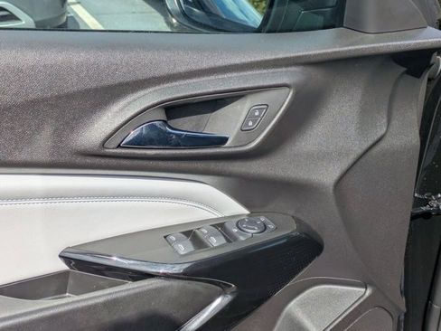 Used 2025 Chevrolet Trax LT w/ LT Convenience Package image 13