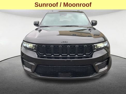 Used 2024 Jeep Grand Cherokee Altitude AWD/4WD image 4